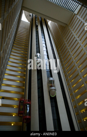 Ascensore in cialde all'interno della struttura New York Marriott Marquis Hotel in Times Square a New York City USA Maggio 2005 Foto Stock