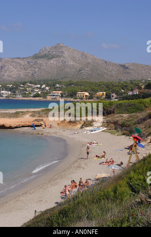 Alcudia maiorca la spiaggia appartata a Playa de Sant Joan con Bon Aire dietro Foto Stock