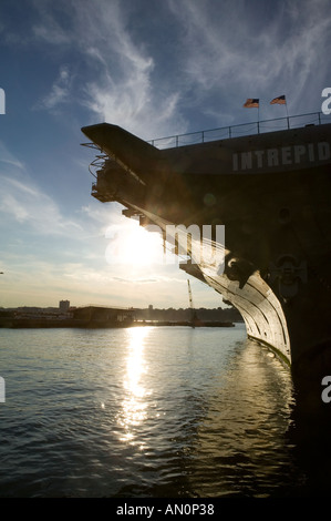 Portaerei USS Intrepid ora un museo è ormeggiato sul fiume Hudson in New York City NY STATI UNITI D'AMERICA AGOSTO 2005 Foto Stock