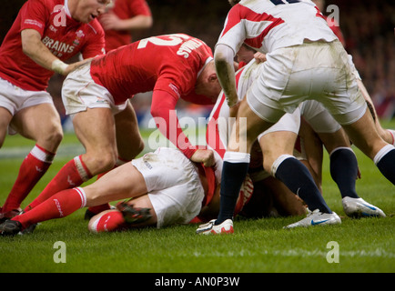 Ruck durante il Galles Inghilterra corrispondono al Millennium Stadium il 17 marzo 2007 Foto Stock