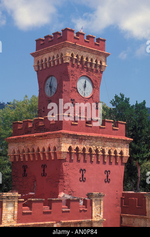 Fort Christian red clock tower St Thomas USVI Charlotte Amalie storica pietra miliare attrazione turistica orologio rosso t wer Foto Stock