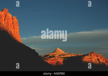 Utah Parco nazionale di Capitol Reef White rock dome rupe robusto vicino al tramonto Foto Stock