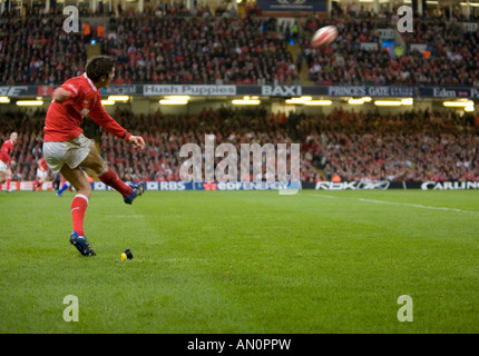 James Hook dare calci a obiettivo durante il Galles Inghilterra corrispondono al Millennium Stadium il 17 marzo 2007 Foto Stock