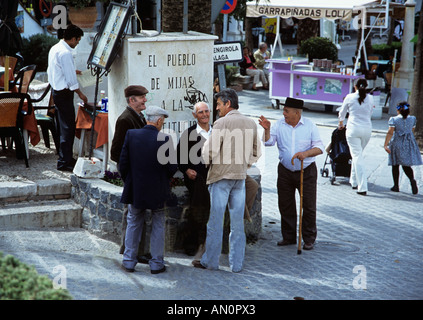 MIJAS COSTA DEL SOL SPAGNA UNIONE EUROPEA aprile un gruppo di uomini di mettere il mondo ai diritti in Plaza de la Costituzione Foto Stock