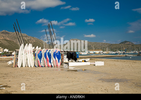 Impilate le schede di surf e catamarani sulla spiaggia di Port de Pollenca Maiorca Isole Baleari Spagna Foto Stock