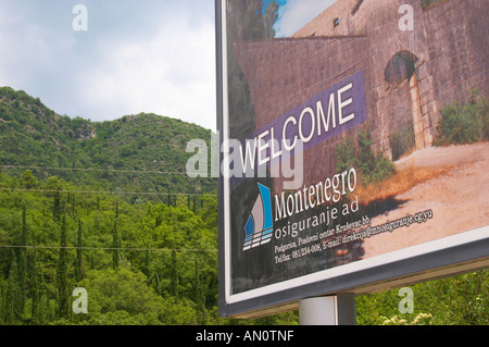 Segno presso il varco di frontiera tra la Croazia e il Montenegro dicendo Benvenuti in Montenegro. Montenegro, Balcani, Europa. Foto Stock