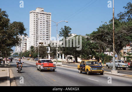 Calle (strada) 23 o la rampa, una strada principale a Vedado, Havana, Cuba. Foto Stock