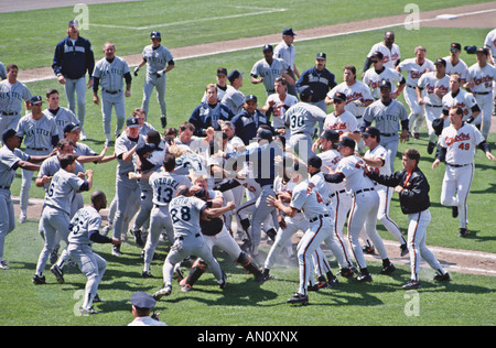 Il baseball beanball brawl Baltimore Orioles contro Seattle Mariners 6 giugno 1993 Baltimore, Maryland USA Foto Stock