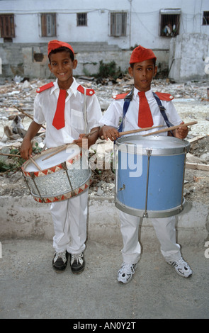 Due ragazzi in banda uniforme di ogni azienda un tamburo. Cuba Foto Stock