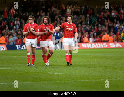 Il Galles ai membri del team di ringraziare la folla per il loro supporto dopo che il Galles Inghilterra corrispondono al Millennium Stadium il 17 marzo 2007 Foto Stock