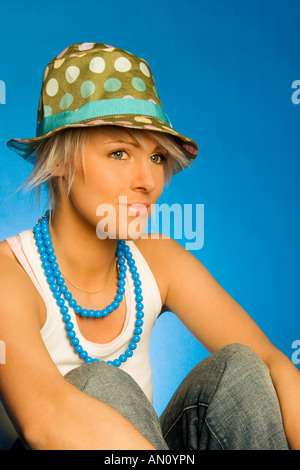 Donna che indossa la polka dot hat Foto Stock