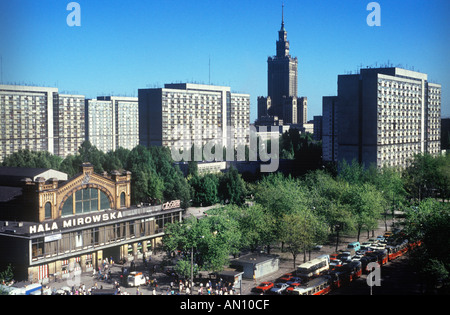 Vista di Varsavia con il palazzo della cultura e della scienza e alto blocchi appartamento che si affaccia sul mercato Mirowska padiglioni Foto Stock
