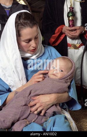 Maria e il Bambino Gesù nel presepe vivente Foto Stock