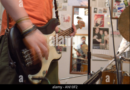 Alta scuola punk rock band 36drive pratiche in camera da letto Foto Stock