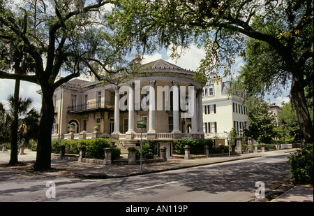 Vista di una grande Antebellum mansion su una strada laterale a Savannah in Georgia Foto Stock