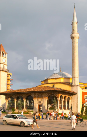 Il Ethem Bey Beu moschea. Persone e auto sulla strada di fronte. Il Tirana Piazza Centrale, Skanderburg Skanderbeg Square. Capitale Tirana. L'Albania, Balcani, Europa. Foto Stock