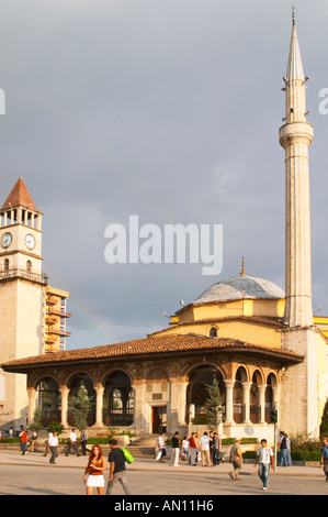 Il Ethem Bey Beu moschea. Persone e auto sulla strada di fronte. Il Tirana Piazza Centrale, Skanderburg Skanderbeg Square. Capitale Tirana. L'Albania, Balcani, Europa. Foto Stock