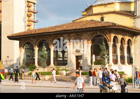 Il Ethem Bey Beu moschea. La gente sulla strada di fronte. Il Tirana Piazza Centrale, Skanderburg Skanderbeg Square. Capitale Tirana. L'Albania, Balcani, Europa. Foto Stock