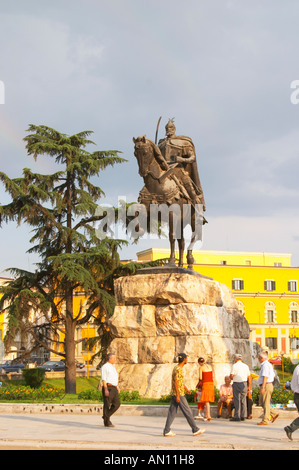 La statua del xv secolo un guerriero e un eroe nazionale Skanderbeg Skanderburg su un enorme base di pietra. Il Tirana Piazza Centrale, Skanderburg Skanderbeg Square. Capitale Tirana. L'Albania, Balcani, Europa. Foto Stock