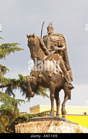 La statua del xv secolo un guerriero e un eroe nazionale Skanderbeg Skanderburg su un enorme base di pietra. Il Tirana Piazza Centrale, Skanderburg Skanderbeg Square. Capitale Tirana. L'Albania, Balcani, Europa. Foto Stock