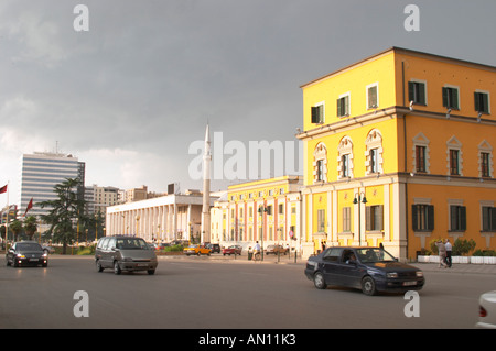 Nazionale degli edifici amministrativi in giallo e rosso nel classico stile di architettura attorno alla piazza. Il Tirana Cen principale Foto Stock