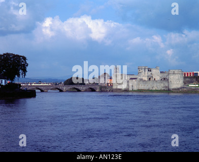 Panorama di thomond bridge e il re Giovanni il castello visto oltre il fiume Shannon, limerick, County Limerick, Eire (Irlanda). Foto Stock