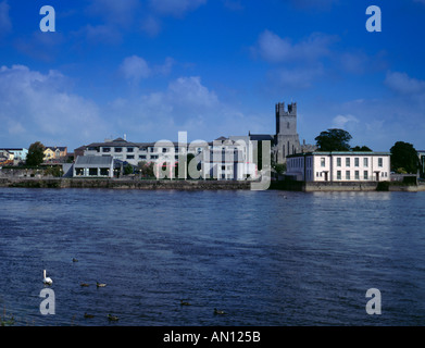 Parte della 'città inglese' viste sul fiume Shannon, limerick, County Limerick, Eire (Irlanda). Foto Stock