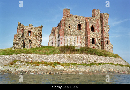 Piel castello su Piel Island prese dal mare Foto Stock