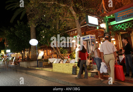 I turisti alle taverne nel centro della città di Rethymno creta di notte Foto Stock