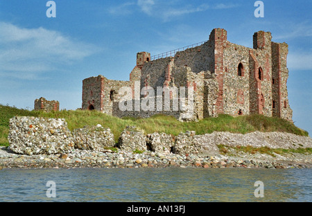 Piel castello su Piel Island prese dal mare Foto Stock