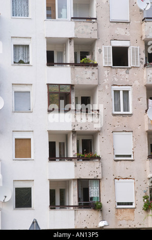 Edificio a Mostar danneggiata dalla guerra e non ancora rinnovate. Rovinato dai fori di proiettile, Malta bomba granata shell danni, molto c Foto Stock