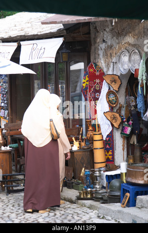L'affollato mercato vecchio bazaar street Onescukova street con un sacco di turista artigianato e arte negozi e commercianti di strada. Due donne in Foto Stock