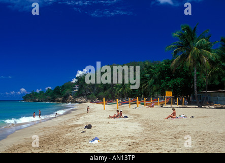 Il Puerto Rican persone, nuoto, Crash barca Beach, a nord di Aguadilla, Porta del Sol, pianure costiere Valley, Puerto Rico, Caraibi, West Indies Foto Stock