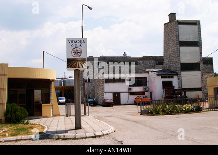 L'ingresso alla cantina, il gate, il principale edificio della cantina e un cartello che diceva "Vinarija Citluk 1353'. Vinarija Citluk cantina Foto Stock