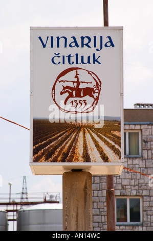 L'ingresso alla cantina, il gate, il principale edificio della cantina e un cartello che diceva "Vinarija Citluk 1353'. Vinarija Citluk cantina Foto Stock