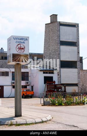 L'ingresso alla cantina, il gate, il principale edificio della cantina e un cartello che diceva "Vinarija Citluk 1353'. Vinarija Citluk cantina Foto Stock