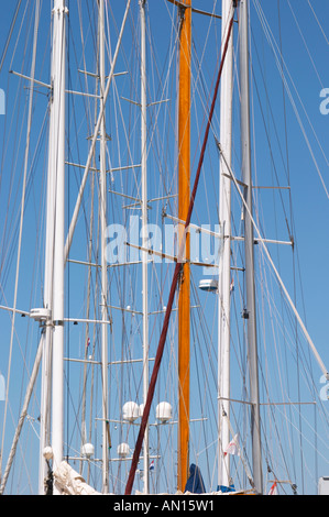 A montanti di yachts a vela nel porto. Luka porto di Gruz. Dubrovnik, città nuova. Costa della Dalmazia, Croazia, Europa. Foto Stock