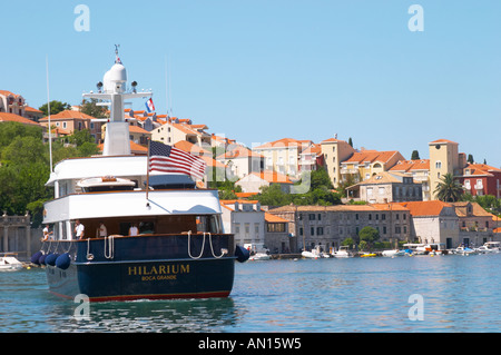 Un grande piacere di lusso con una barca a motore yacht nave, blu e bianco, American registrato con bandiera, chiamato Hilarium da Boca Grande, con ville in background, avvicinando il tasto dock. Luka porto di Gruz. Penisola di Babin Kuk. Dubrovnik, città nuova. Costa della Dalmazia, Croazia, Europa. Foto Stock