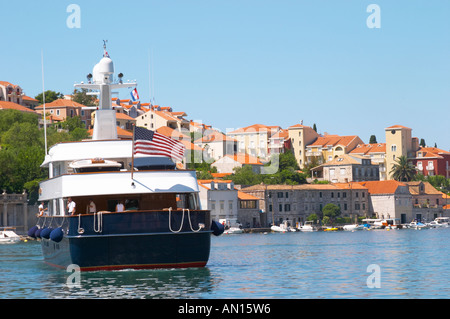 Un grande piacere di lusso con una barca a motore yacht nave, blu e bianco, American registrato con bandiera, chiamato (Nome rimosso digitalmente), con ville in background, avvicinando il tasto dock. Luka porto di Gruz. Penisola di Babin Kuk. Dubrovnik, città nuova. Costa della Dalmazia, Croazia, Europa. Foto Stock