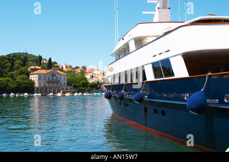 Un grande piacere di lusso con una barca a motore yacht nave, blu e bianco, American registrato con bandiera, con ville in background, ormeggiata in banchina chiave. Luka porto di Gruz. Penisola di Babin Kuk. Dubrovnik, città nuova. Costa della Dalmazia, Croazia, Europa. Foto Stock