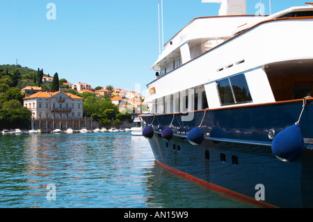 Un grande piacere di lusso con una barca a motore yacht nave, blu e bianco, American registrato con bandiera, con ville in background, ormeggiata in banchina chiave. Luka porto di Gruz. Penisola di Babin Kuk. Dubrovnik, città nuova. Costa della Dalmazia, Croazia, Europa. Foto Stock