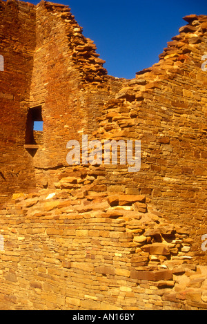 Nuovo Messico: cultura Chaco National Historic Park, Anasazi 'Pueblo Bonito' rovina dettaglio delle pareti ad angolo con finestra, Ottobre Foto Stock