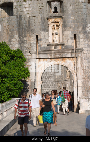 La città di pila di gate ingresso ovest con i turisti e di pietra scolpita la statua del patrono San Biagio sopra e custodire la pila di Vrata city gate Dubrovnik, città vecchia. Costa della Dalmazia, Croazia, Europa. Foto Stock