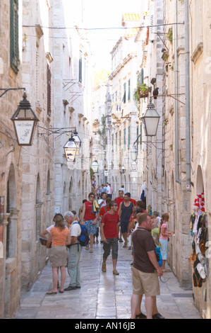 Le strette od Puca via commerciale con la folla di turisti Dubrovnik, città vecchia. Costa della Dalmazia, Croazia, Europa. Foto Stock
