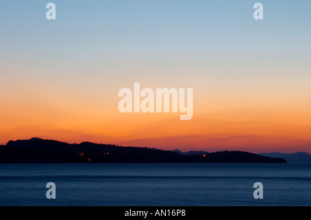 Il tramonto sul mare. Vista sulle isole Daksa e altri. Luci di casa. Uvala Sumartin bay tra la penisola di Babin Kuk e Lapad peninsula. Dubrovnik, città nuova. Costa della Dalmazia, Croazia, Europa. Foto Stock