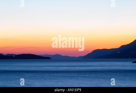 Il tramonto sul mare. Vista sulle isole Daksa e altri. Luci di casa. Blu scuro del mare. Uvala Sumartin bay tra la penisola di Babin Kuk e Lapad peninsula. Dubrovnik, città nuova. Costa della Dalmazia, Croazia, Europa. Foto Stock