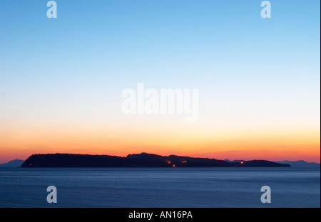 Il tramonto sul mare. Vista sulle isole Daksa e altri. Luci di casa. Blu scuro del mare. Uvala Sumartin bay tra la penisola di Babin Kuk e Lapad peninsula. Dubrovnik, città nuova. Costa della Dalmazia, Croazia, Europa. Foto Stock