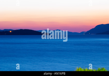 Il tramonto sul mare. Vista sulle isole Daksa e altri. Luci di casa. Blu scuro del mare. Uvala Sumartin bay tra la penisola di Babin Kuk e Lapad peninsula. Dubrovnik, città nuova. Costa della Dalmazia, Croazia, Europa. Foto Stock