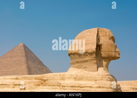 La Grande Sfinge di Giza e la piramide di Khufu Foto Stock