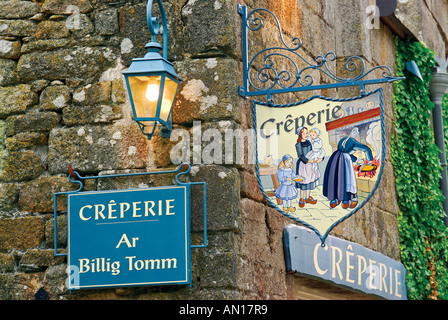 Segnale del "Creperia Ar Billig Tom", Locronan, Bretagna Francia Foto Stock